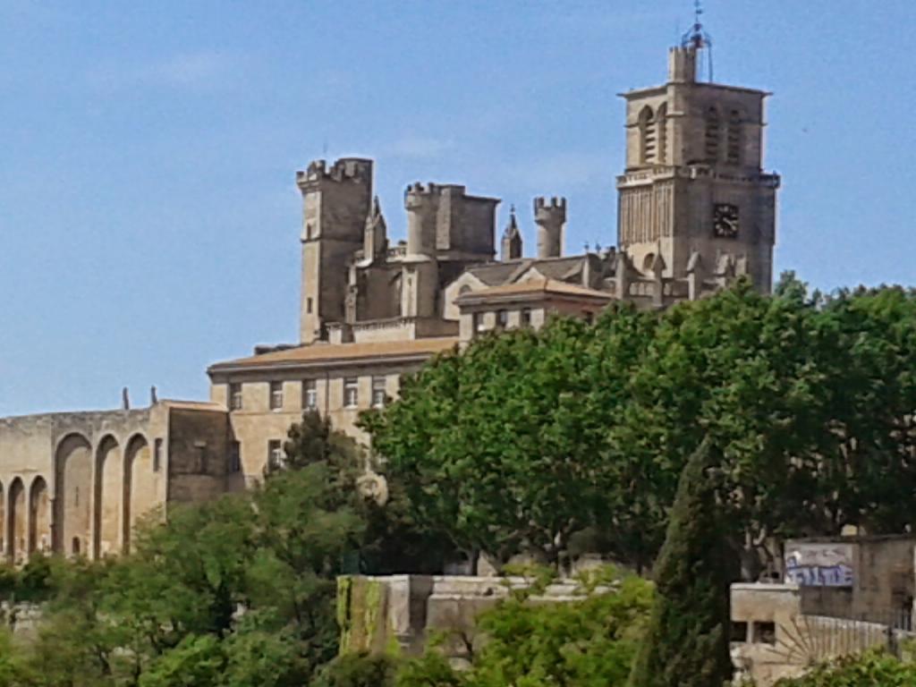 Venez Rever Beziers Centre Et Gare Il Y A Plus Cher Mais C Est Moins Bien Exterior photo
